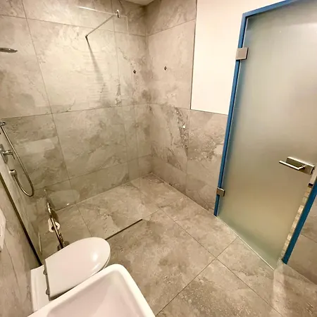 Goldstadt Suite- Schloessle Zentrum 普福尔茨海姆