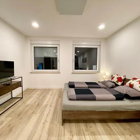 Goldstadt Suite- Schloessle Zentrum 普福尔茨海姆