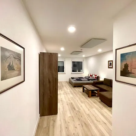 Goldstadt Suite- Schloessle Zentrum 普福尔茨海姆