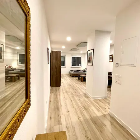 Goldstadt Suite- Schloessle Zentrum 普福尔茨海姆